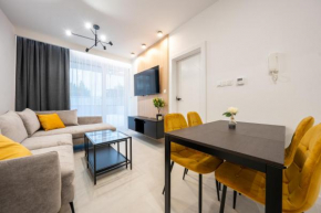 Miodowy apartament z dużym tarasem w Rewalu, blisko morza